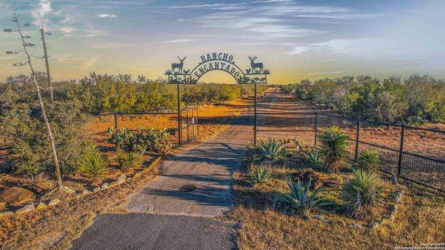 9239 Fm 133, Home with 7 bedrooms, 7 bathrooms and null parking in Cotulla TX | Image 111