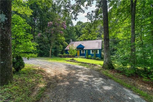 7800 Dennis Rd, Walnut Cove, NC, 27052-9670 | Card Image
