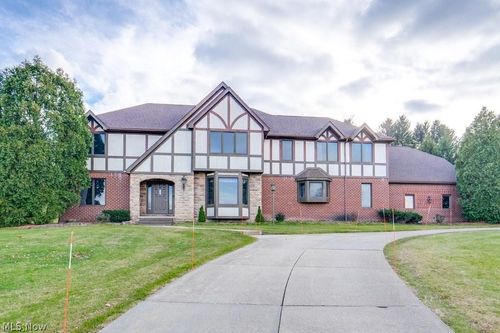 4700 Barnsleigh Dr, Akron, OH, 44333-1658 | Card Image