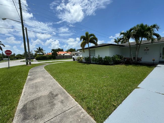 208 Nw 19th St, House other with 4 bedrooms, 3 bathrooms and null parking in Homestead FL | Image 2