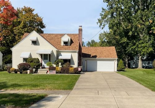 2118 Coleman Dr, Youngstown, OH, 44511-2204 | Card Image