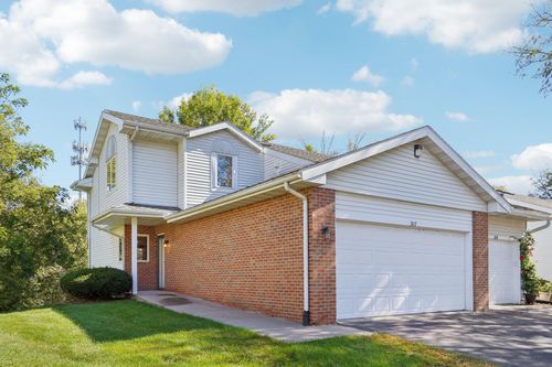 317 Castle Oaks Xing, Waunakee, WI, 53597-1418 | Card Image