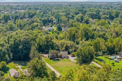 31069 Munger Dr, Livonia, MI, 48154-3300 | Card Image