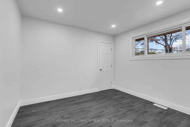 991 Parkview Ave, House other with 5 bedrooms, 2 bathrooms and 2 parking in Windsor ON | Image 12