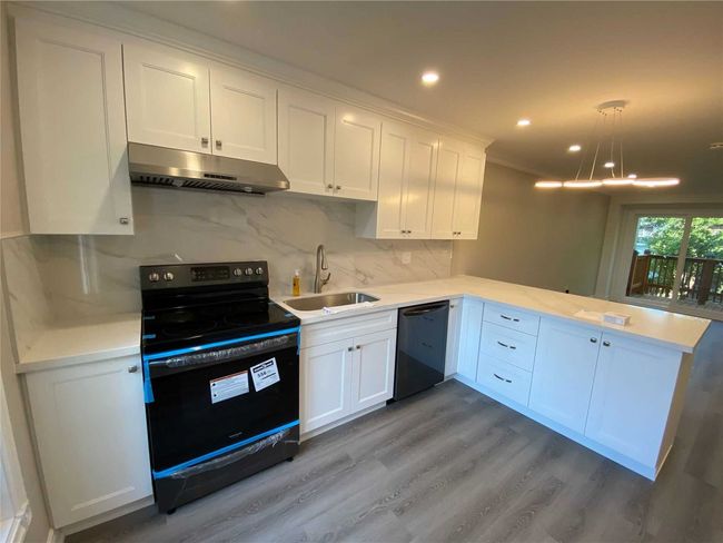 23 Charters Rd, House attached with 3 bedrooms, 2 bathrooms and 2 parking in Brampton ON | Image 4