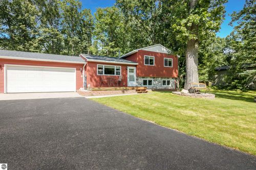 3961 Dogwood Dr, Traverse City, MI, 49696-8477 | Card Image