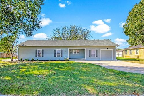 557 N Park Ave, Valley Center, KS, 67147-2562 | Card Image