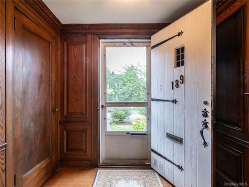 189 Nassau Ave, Manhasset, NY, 11030-2439 | Card Image
