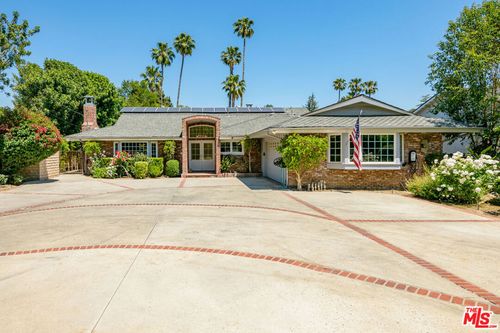 8760 White Oak Ave, Sherwood Forest, CA, 91325-3127 | Card Image