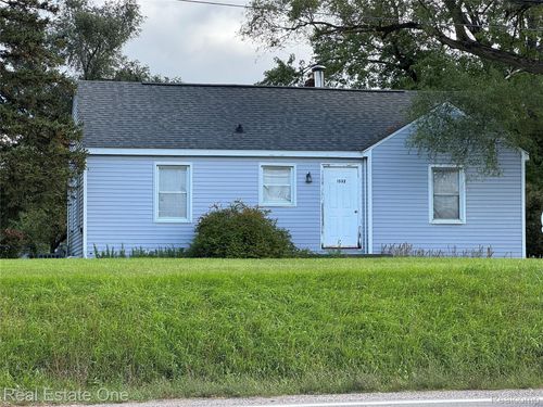 1532 Crescent Lake Rd, Waterford, MI, 48327-1904 | Card Image