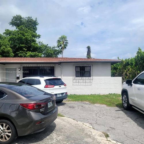 975 Ne 135th St, North Miami, FL, 33161-4128 | Card Image