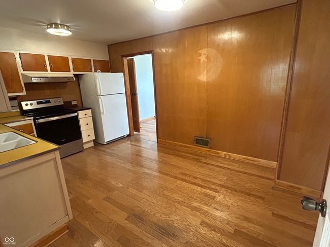 Hardwood floors in kitchen as well. | Image 21