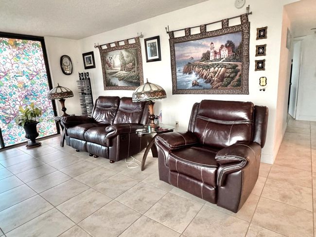 APT-712 - 1100 Saint Charles Pl, Condo with 2 bedrooms, 2 bathrooms and null parking in Pembroke Pines FL | Image 5