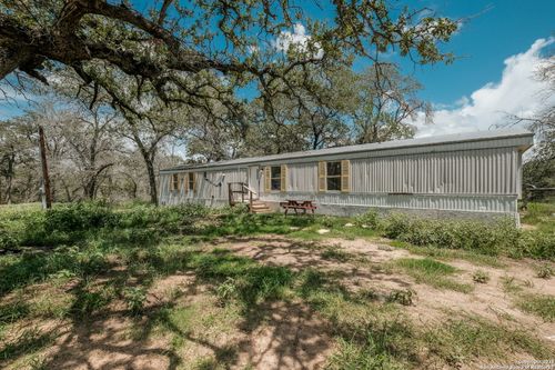 131 Flores Oaks Dr, Floresville, TX, 78114-9348 | Card Image