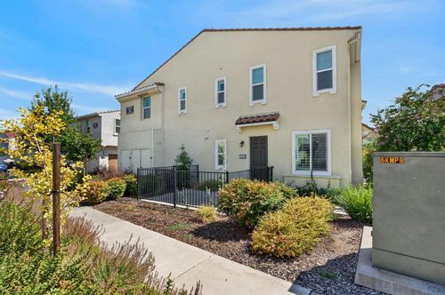 52101-5301 E Commerce Way, Sacramento, CA, 95835-3042 | Card Image