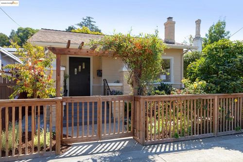 5626 Broadway, Oakland, CA, 94618-1551 | Card Image
