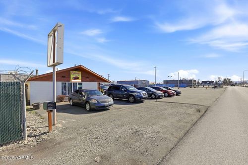 111 N Frontage Rd, Wapato, WA, 98951-1138 | Card Image