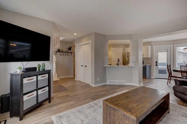 76 Somerside Grove Sw, House other with 3 bedrooms, 4 bathrooms and 4 parking in Calgary AB | Image 5