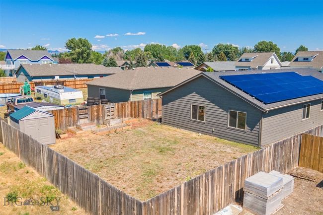 Large fully fenced back yard | Image 10