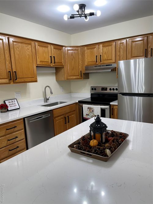 15803 Balfour Dr, Macomb, MI, 48044-3884 | Card Image