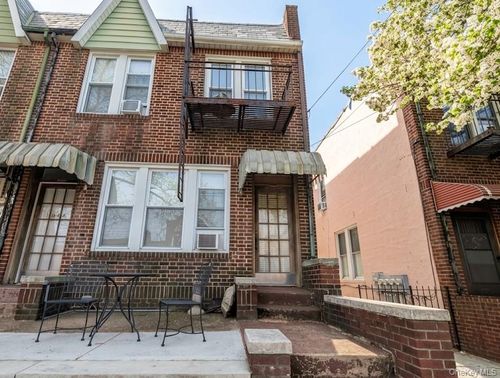 18-44 21st Drive, New York, NY, 11105 | Card Image