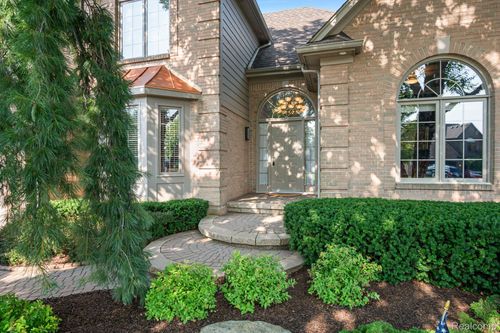 52260 Watkins Glen Dr, Macomb, MI, 48042-6027 | Card Image