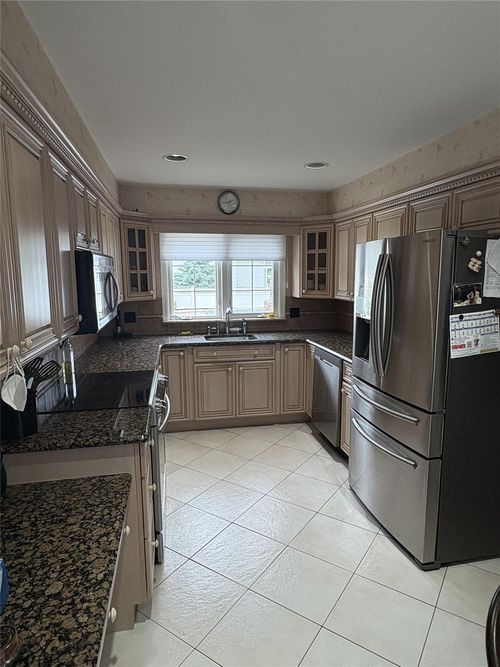 38 Bradish Ln, Bay Shore, NY, 11706-7720 | Card Image