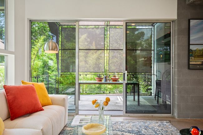 Flowing from the indoors to the outdoors, the balcony dining has full privacy with treetop views. | Image 14