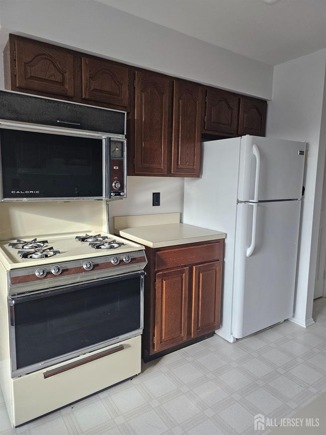 E - 144 Beverly Hill Ter, Townhouse with 1 bedrooms, 1 bathrooms and null parking in Woodbridge NJ | Image 7