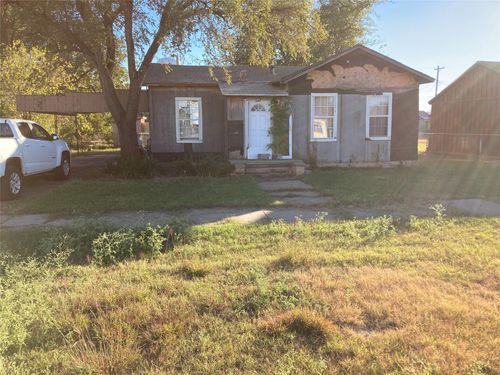 903 W 8th St, Quanah, TX, 79252-4523 | Card Image
