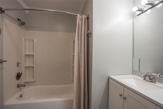 Hall bathroom w/ brand new vanity (2025). | Image 18