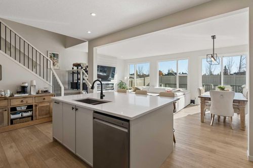 270 W Grove Lane Sw, Calgary, AB, T3H6K8 | Card Image