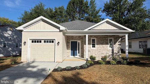 5 Fireside Cir, Columbus, NJ, 08022-1016 | Card Image