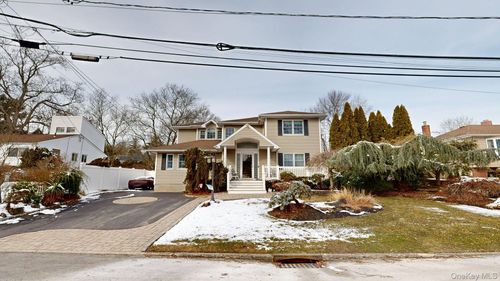 6 Bea St, Lake Grove, NY, 11755-2216 | Card Image