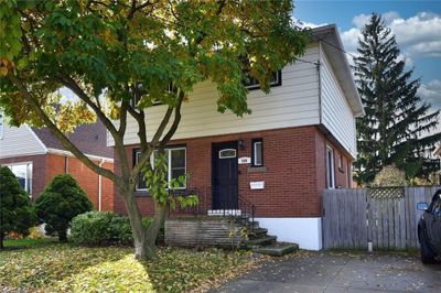 590 Queensdale Ave E, House other with 3 bedrooms, 2 bathrooms and 1 parking in Hamilton ON | Image 1