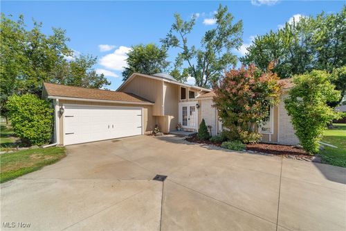 4122 Woodstock Dr, Lorain, OH, 44053-1571 | Card Image