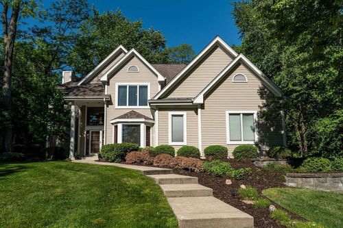 W305N2373 Maple Avenue, Pewaukee, WI, 53072 | Card Image