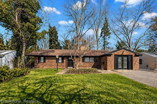 16046 13 Mile Rd, Beverly Hills, MI, 48025-5645 | Card Image