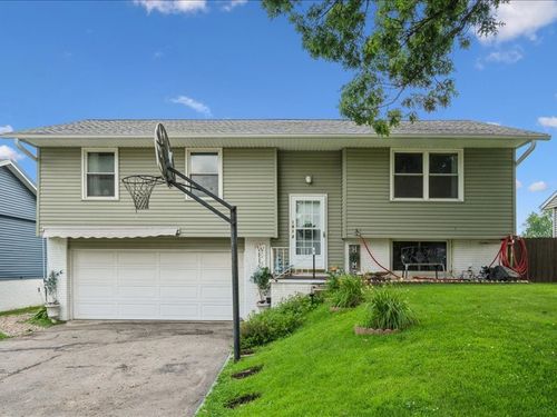 1813 Northbrook Dr Ne, Cedar Rapids, IA, 52402-1122 | Card Image