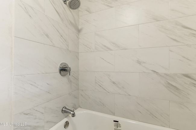 Guest shower and tub | Image 16
