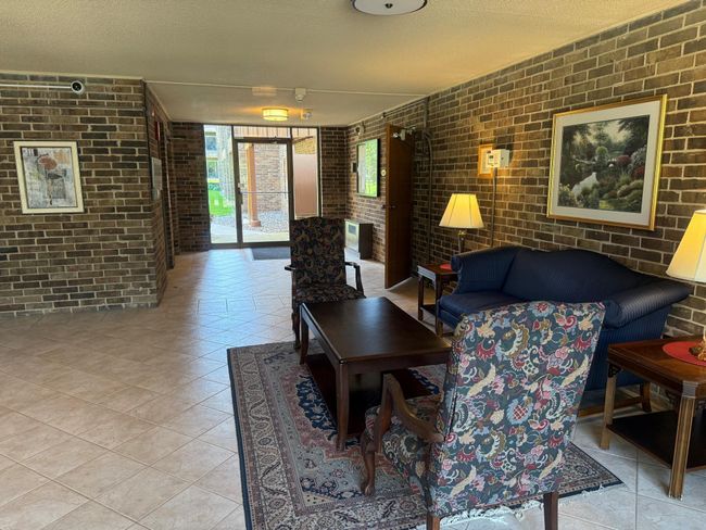 One of many smaller social /entrance areas | Image 13