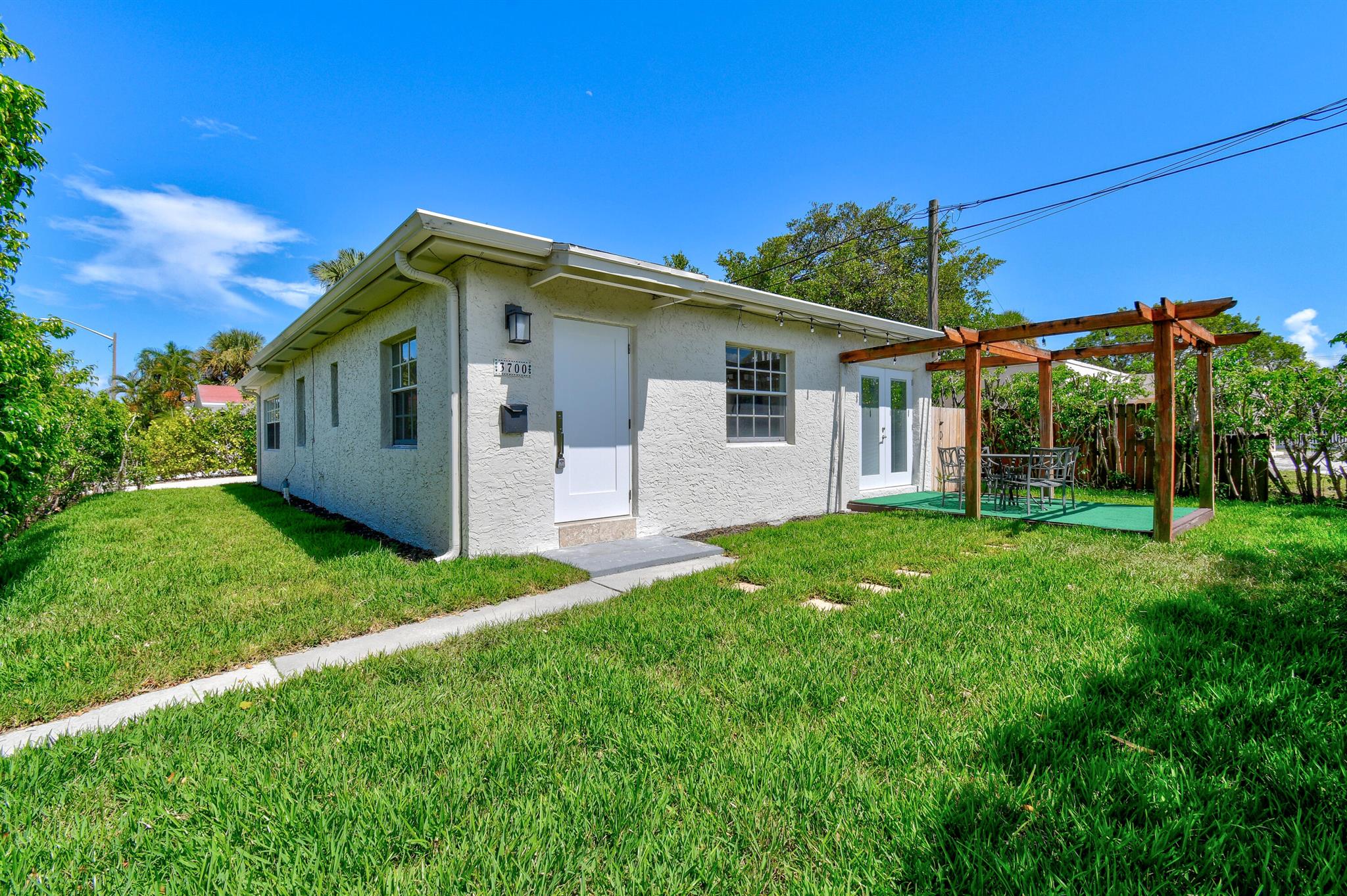 Lytton Ct, West Palm Beach, FL 33405