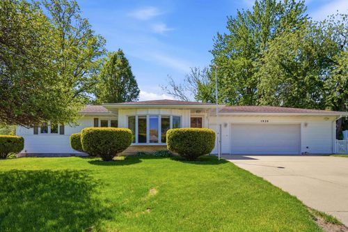 1926 Crescent Dr, Cedar Falls, IA, 50613-7210 | Card Image