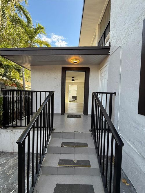 3-2238 Nw 5th St, Miami, FL, 33125-3327 | Card Image
