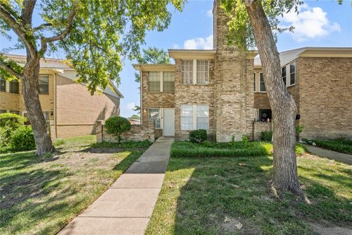 525 Towne House Ln, Richardson, TX, 75081-3529 | Card Image