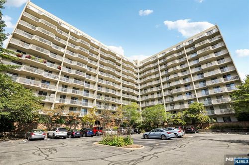 1077 River Rd, Edgewater, NJ, 07020-1358 | Card Image
