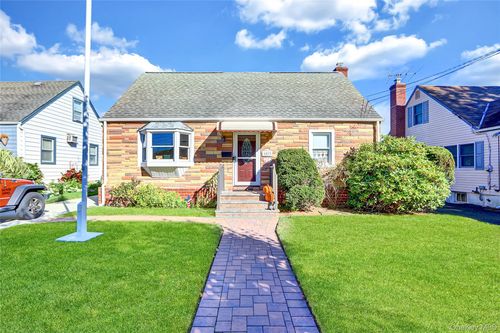 1073 Thomas Ave, Baldwin, NY, 11510-4134 | Card Image