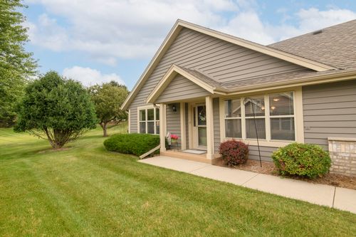 2424000 Brandon Oaks Dr, Pewaukee, WI, 53072-6429 | Card Image