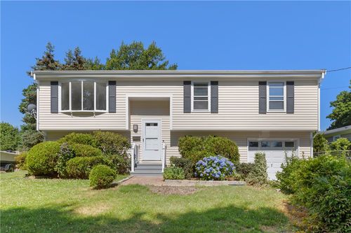 94 Ridgewood Rd, Middletown, RI, 02842-6243 | Card Image