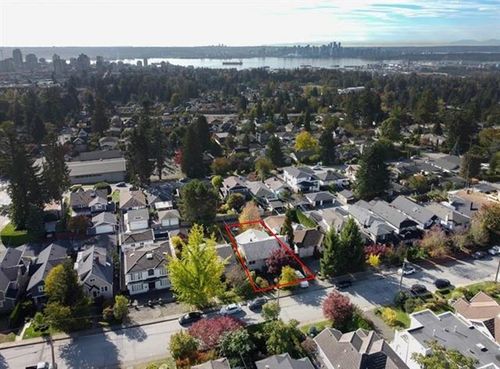 221 W 28th St, North Vancouver, BC, V7N2H9 | Card Image